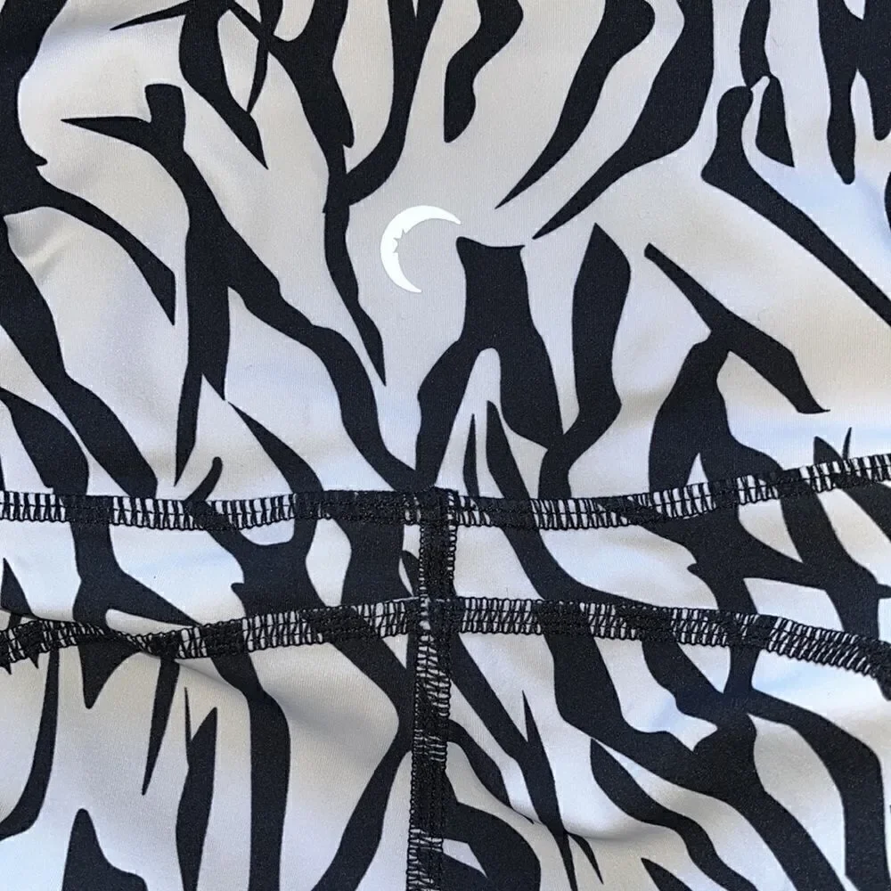 EUC WOMEN SIZE 4 ZYIA ACTIVE SAFARI POCKET BRILLIANT HI-RISE 7/8 ZEBRA LEGGINGS